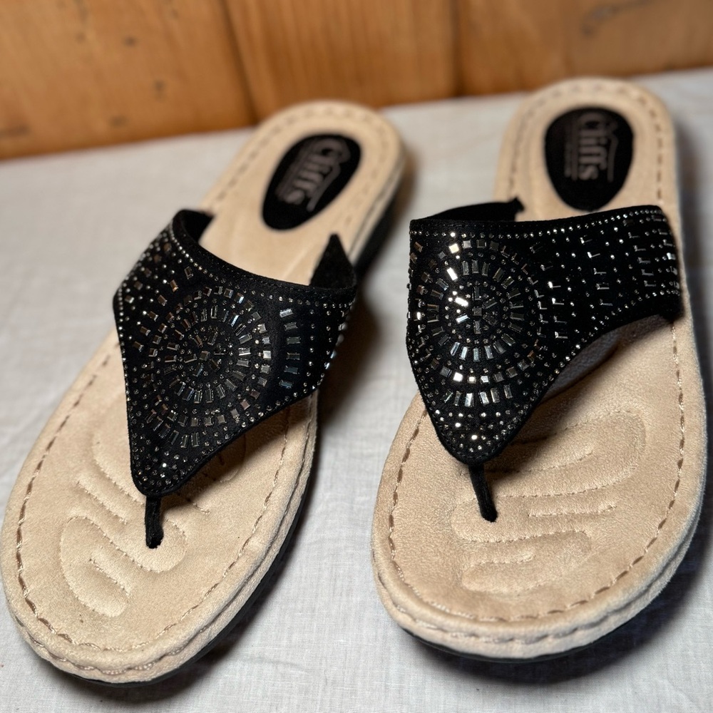 Cliffs by White Mountain “Cienna” Rhinestone Embellished Wedge Thongs 8.5M - Picture 1 of 11